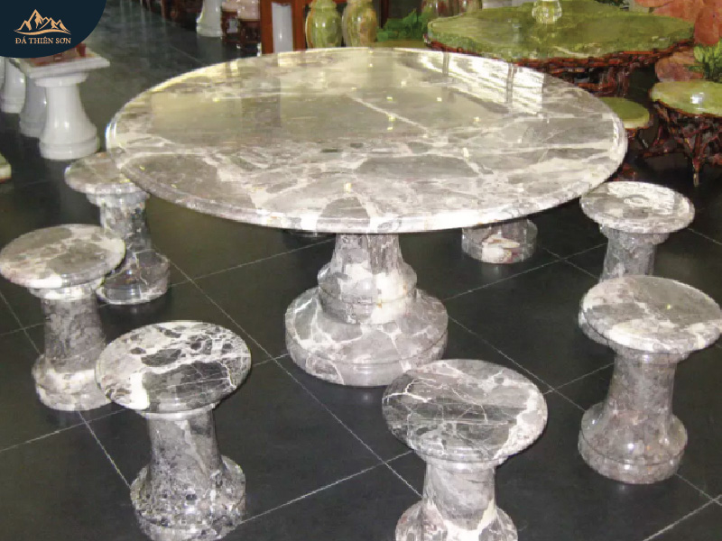 Hành trình kiến tạo không gian sống đẳng cấp trường tồn Việc lựa chọn một bộ bàn ghế ngoại thất hay nội thất không đơn thuần là việc mua sắm một vật dụng sinh hoạt thông thường, mà đó là sự đầu tư vào chất lượng cuộc sống tinh thần và giá trị thẩm mỹ lâu dài cho ngôi nhà. Một sản phẩm chất lượng cao, chuẩn phong thủy sẽ là người bạn đồng hành trung thành, chứng kiến những khoảnh khắc hạnh phúc, sum vầy của các thế hệ trong gia đình qua hàng trăm năm. Đá Thiên Sơn, với cái nôi truyền thống bảy đời tại làng nghề Ninh Bình cùng tinh thần trách nhiệm và lòng yêu nghề sâu sắc, cam kết luôn mang đến cho khách hàng những bộ bàn ghế đá Biên Hòa xuất sắc nhất. Chúng tôi tự hào khi được góp một phần công sức nhỏ bé của mình vào hành trình kiến tạo nên những không gian sống đẳng cấp, sang trọng và tràn đầy năng lượng bình an cho các gia đình tại vùng đất Biên Hòa hào hùng. Hãy để tinh hoa kiến trúc đá tự nhiên của Thiên Sơn nâng tầm giá trị ngôi nhà của bạn ngay hôm nay. Quý khách hàng có nhu cầu tư vấn, khảo sát và nhận báo giá chi tiết cho các dòng sản phẩm đá mỹ nghệ, xin vui lòng liên hệ trực tiếp với chúng tôi qua số Hotline 0912.46.56.56 hoặc ghé thăm văn phòng đại diện tại thành phố Biên Hòa để nhận được sự hỗ trợ chuyên sâu và chu đáo nhất từ các chuyên gia.