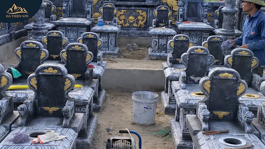 Hình ảnh công nhân thực hiện sơn lăng mộ