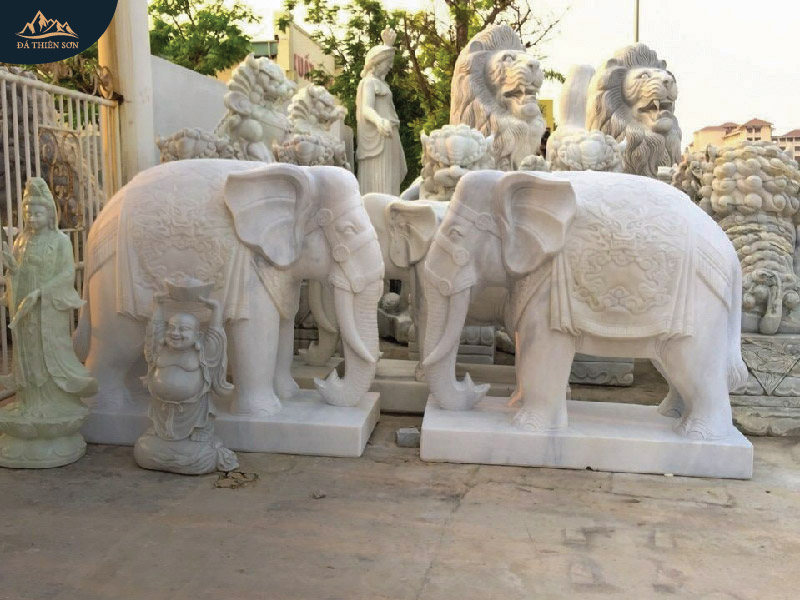 Hình tượng con voi đứng, màu trắng tinh tế, có giá trị phong thủy cao