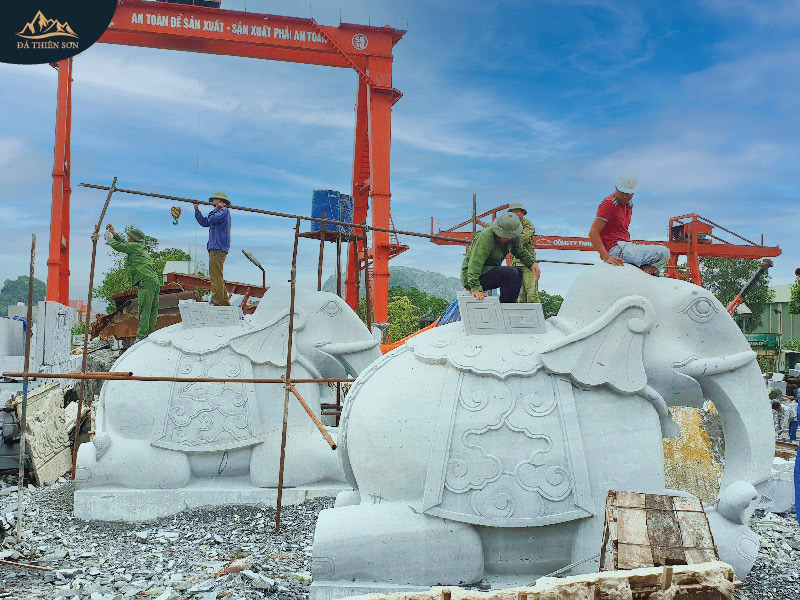 Điêu khắc tượng voi lớn cần nhiều thời gian và sự công phu của người thợ