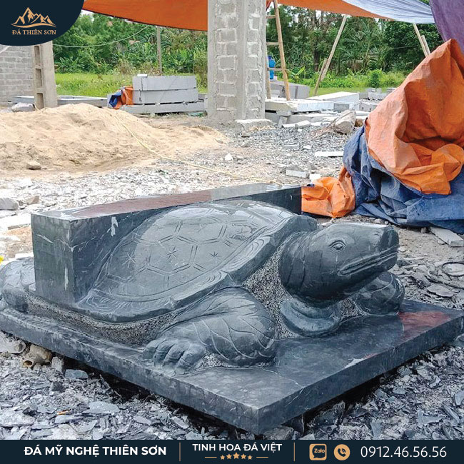 Tượng được điêu khắc từ đá xanh đen cao cấp của Thanh Hóa