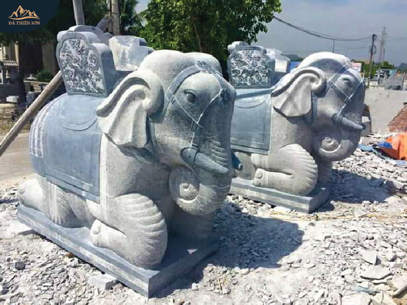 Điêu khắc tượng voi có đầy đủ yên và ngai ngồi