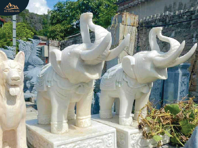Tượng voi nhỏ, bệ đỡ điêu khắc tinh tế những hoa văn có giá trị văn hóa cao