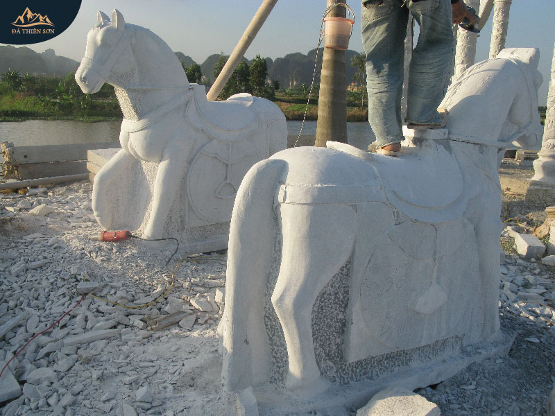 Cặp tượng đá cẩm thạch điêu khắc hình ảnh con ngựa tinh xảo