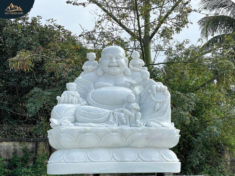 Tượng Phật Di Lặc đặt ngoài trời ở các ngôi chùa