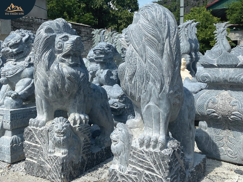 Đôi tượng sư tử hướng mặt vào nhau, giúp trấn giữ cho công trình