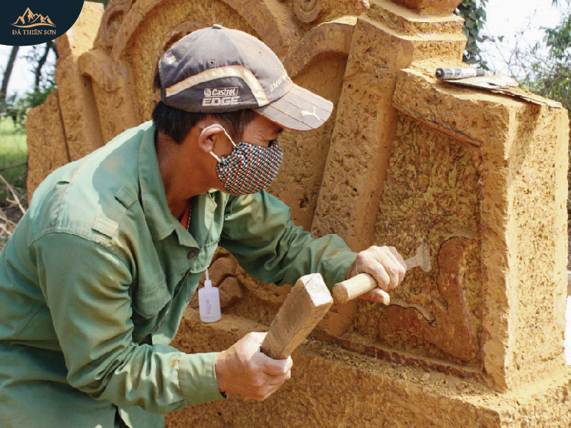 Nghệ nhân đang thi công mộ đá tổ ong