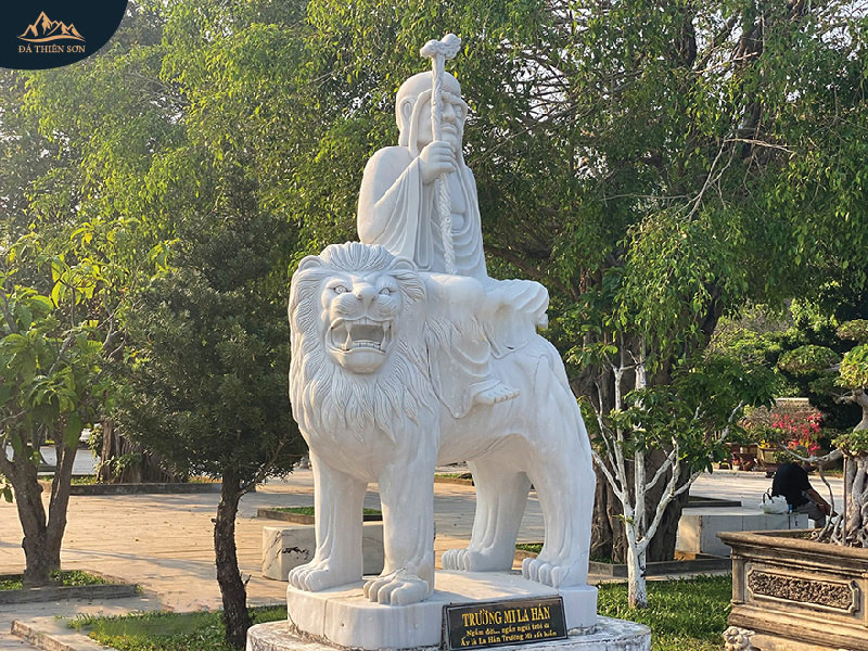Tượng La Hán cưỡi sư tử bằng đá trắng