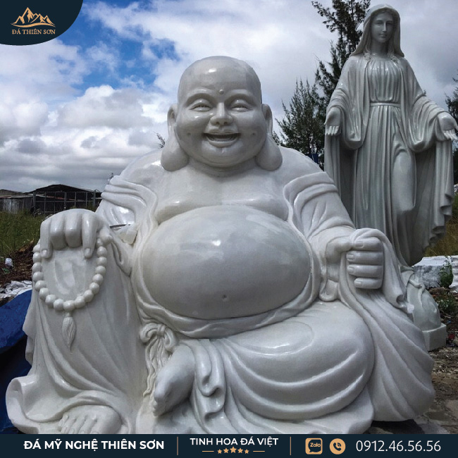 Điêu khắc tượng Phật ngồi tay cầm túi vải và chuỗi hạt