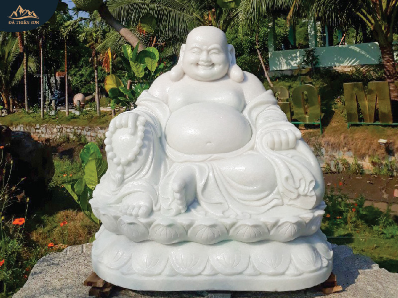 Tượng đá trắng điêu khắc tinh tế, thể hiện từ dung của đức Phật