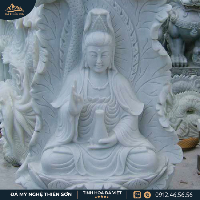 Phật quan âm ngồi trên tòa sen, có họa tiết sóng biến sau lưng