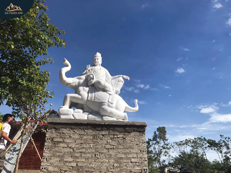 Phật Quan Âm cưỡi voi bằng đá trắng đặt trên bệ cao