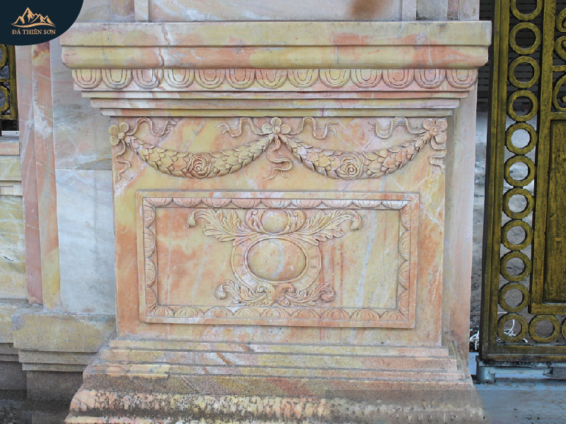 Chân cột cổng bằng đá vàng nguyên khối, điêu khắc hoa văn cầu kỳ