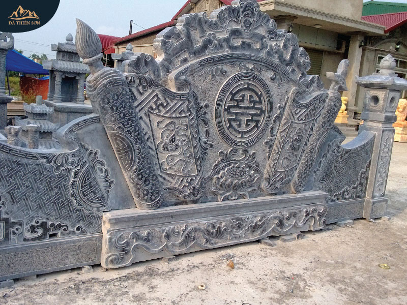 Tắc môn lăng mộ bằng đa xanh đen, có hình chữ Thọ