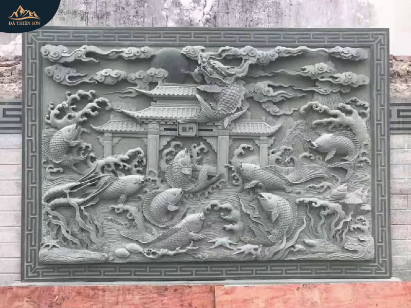 Cá chép vượt vũ môn hóa rồng được tái hiện trên chiếu đá nhà thờ