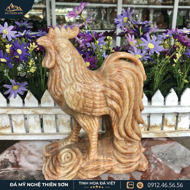 Đá cẩm thạc màu nâu vân gỗ mang đến cho bức tượng gà trống vẻ đẹp đặc biệt