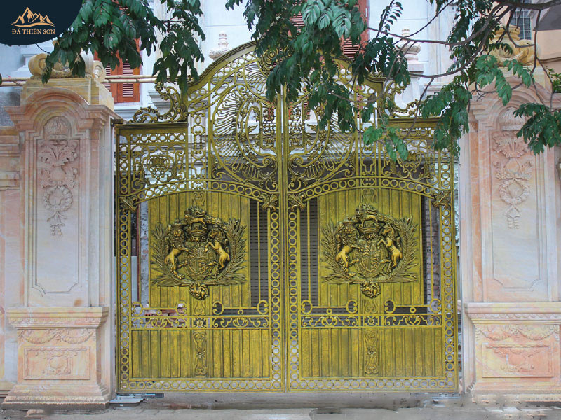 Hai trụ cổng lớn bằng đá vàng tự nhiên, cánh cổng bằng đồng