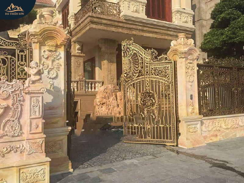 Trụ cổng làm từ đá vàng nguyên khối