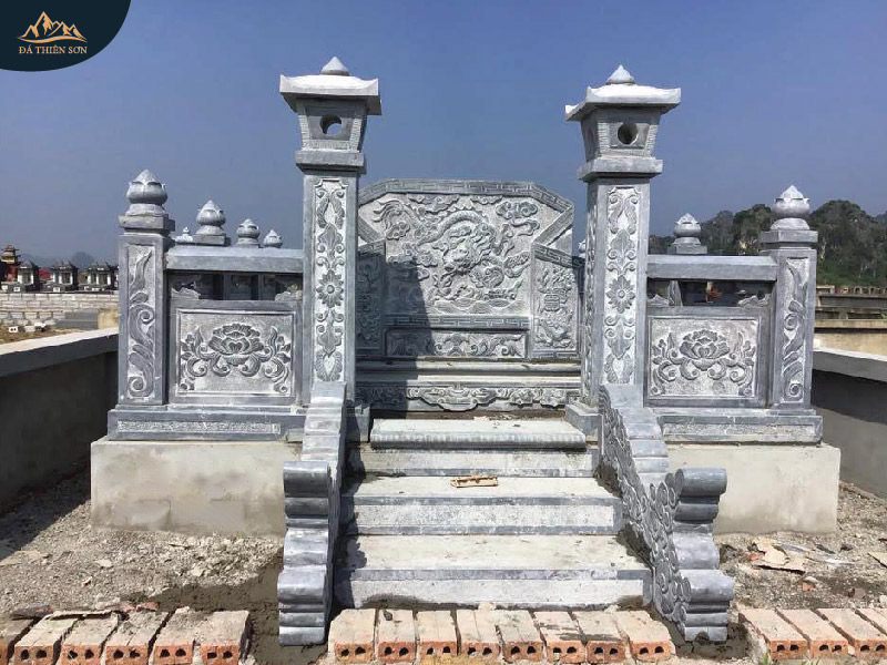 Cột cổng đền đá và bộ bậc tam cấp, rồng đá