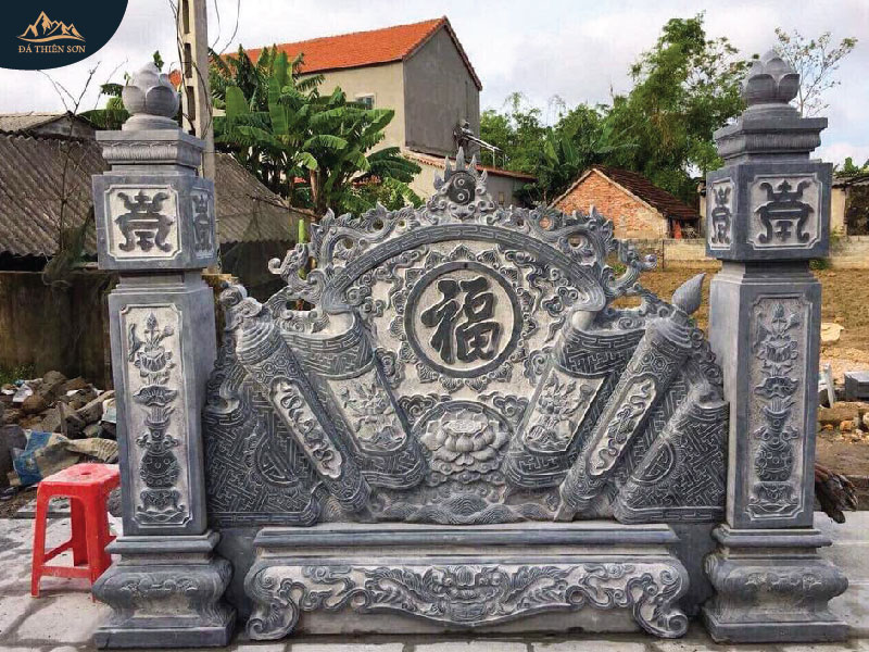 Bình phong lăng mộ đá xanh đen, có cả chữ Phúc và chữ Thọ