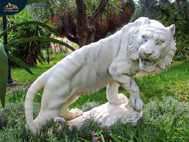 Hình tượng bạch hổ được đặt ngoài sân vườn