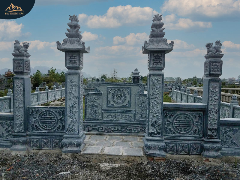 Cột cổng lăng mộ chạm khắc họa tiết hoa đào
