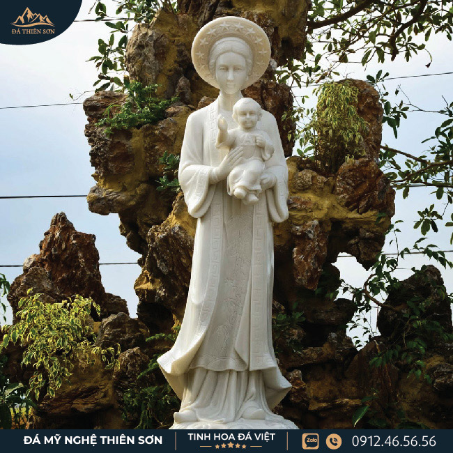 Tượng đức mẹ La Vang được thờ ở nhiều giáo xứ Công Giáo Việt Nam