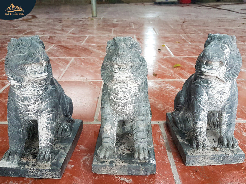 Ba bức tượng hổ nhỏ bằng đá, hình dáng cổ xưa