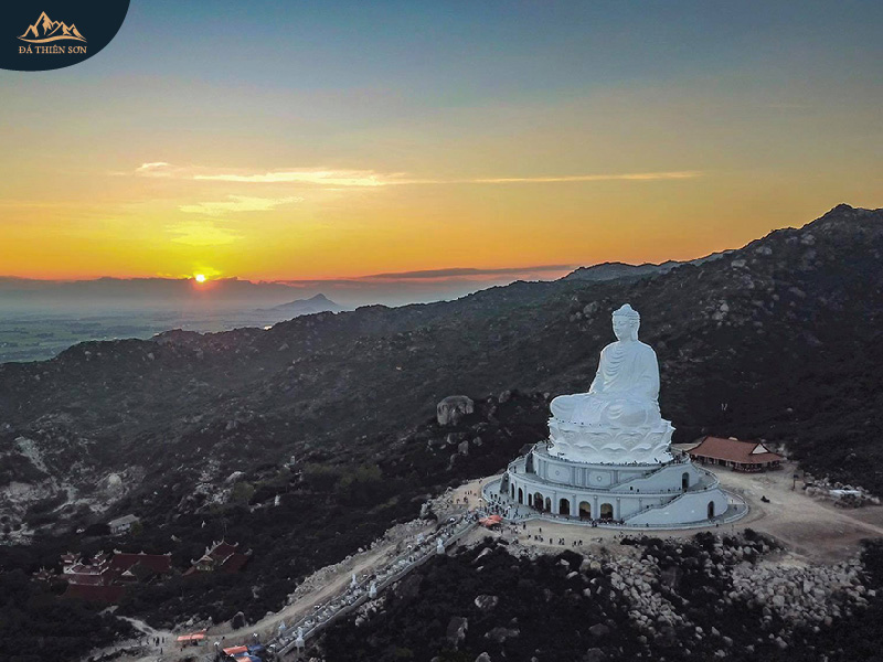Tượng Phật Thích Ca ngồi tọa trên đỉnh núi, từ xa để tự nhà Phật cũng có thể chiêm bái, cầu nguyện