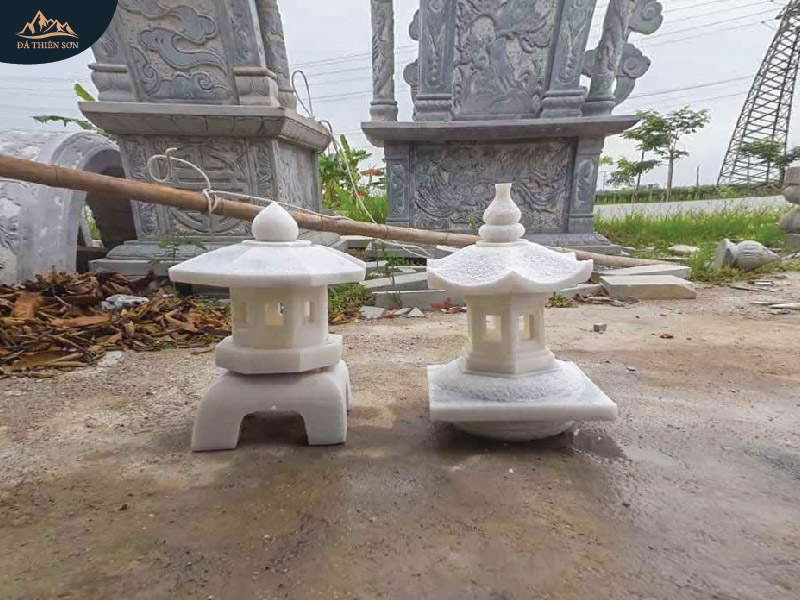 Hai mẫu đèn sân vườn tinh xảo, kích thước nhỏ làm từ đá trắng tự nhiên