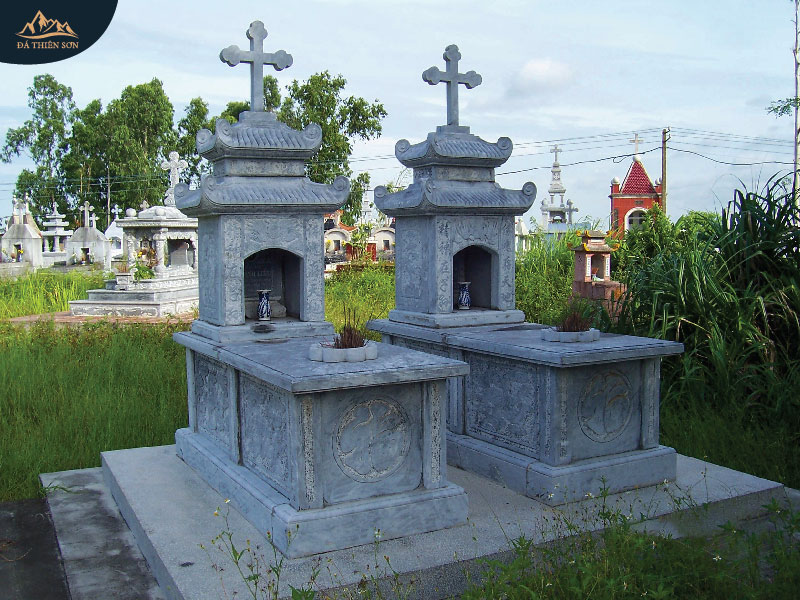 Hai ngôi mộ đá xanh công giáo, thiết kế hai mái, đồng đều về kích thước