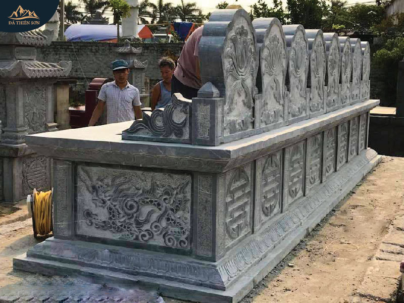 Mẫu mộ nhiều ngôi không mái, khắc chữ Thọ và hình Rồng
