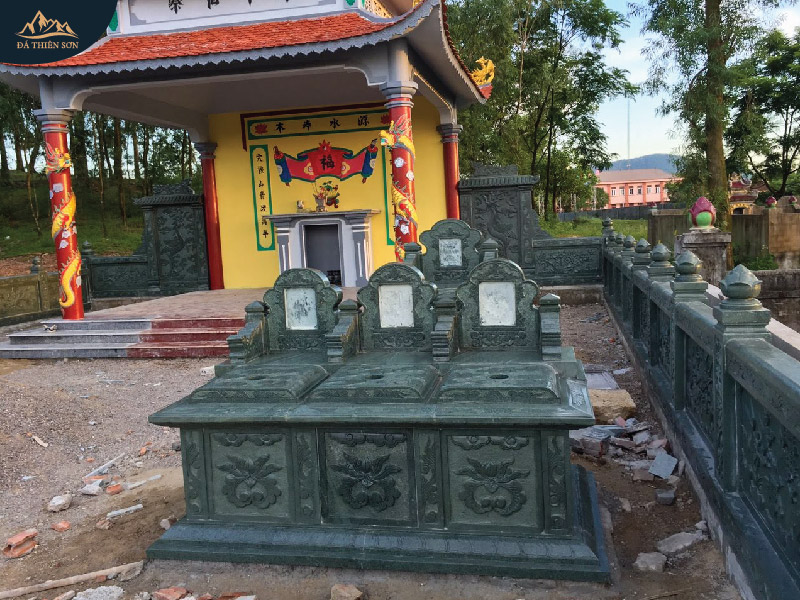 Ba ngôi mộ ghép làm một được làm từ đá xanh rêu tự nhiên cao cấp