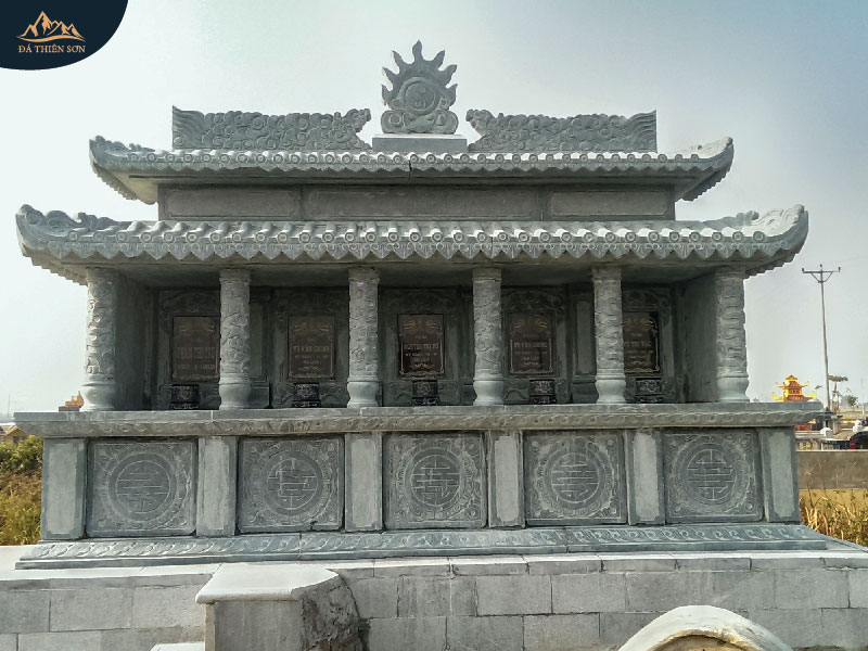 Mộ nhiều ngôi bằng đá xanh, có hai tầng mái và trên đỉnh khắc lưỡng long chầu nguyệt