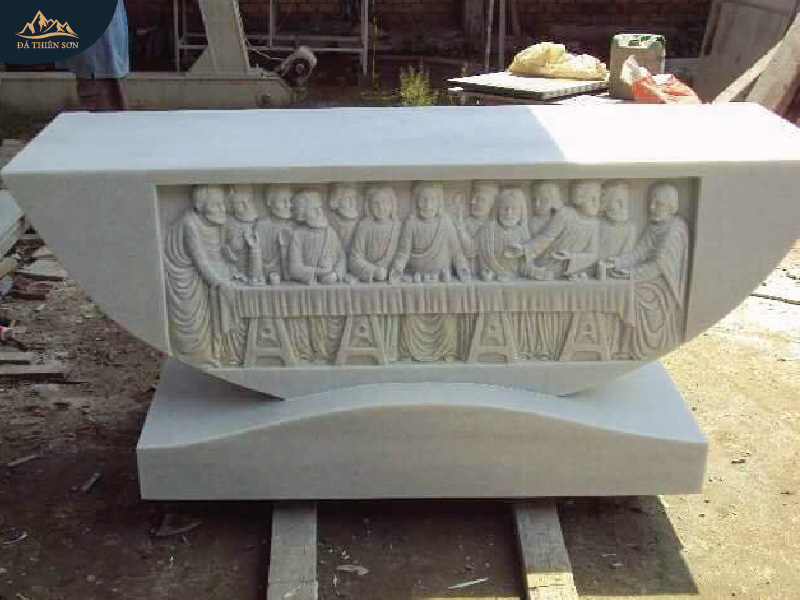 Bàn thờ đá điêu khắc hình ảnh sinh hoạt công giáo từ thờ cổ đại