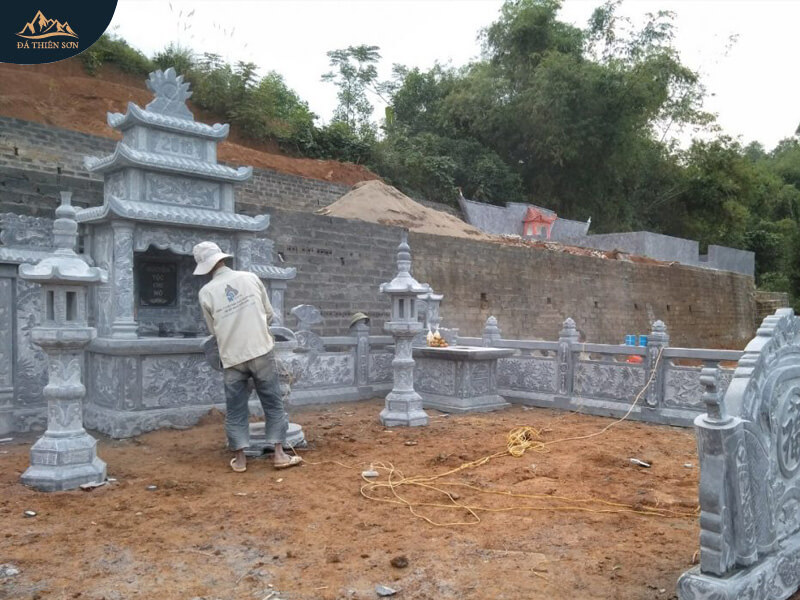 Khu lăng mộ đá đang được đội ngũ thợ thi công của Thiên Sơn lắp đặt