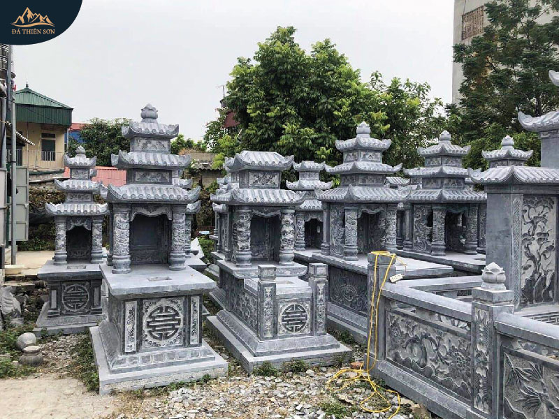 Các mẫu mộ đá xanh có sẵn tại cơ sở Đá Thiên Sơn