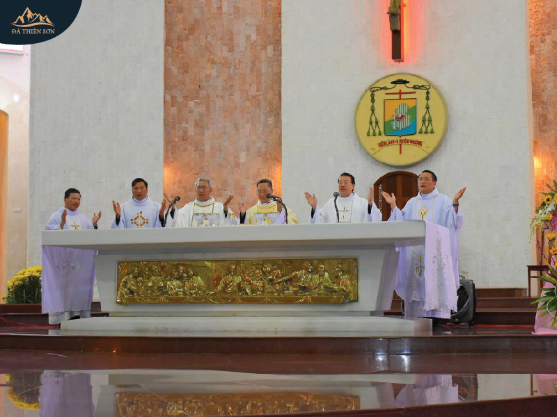 Các Đức Cha đang thực hiện nghi lễ bên bàn thờ công giáo bằng đá