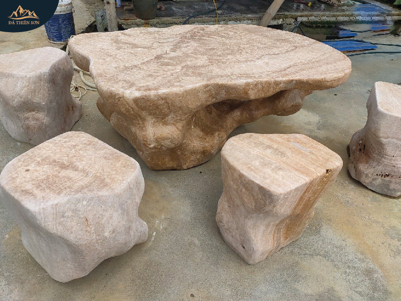 Bàn ghế bằng đá granite nguyên khối, hình dáng thô mộc tự nhiên