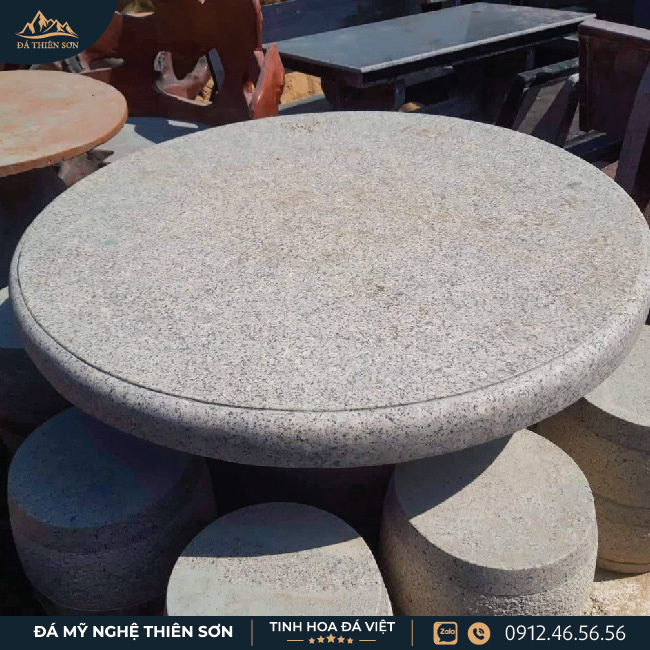 Bàn ghế đá granite hình tròn, kích thước dày dặn