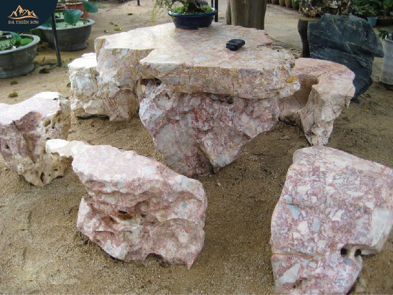Bàn và ghế đều giữ nguyên hình dáng thô mộc của khối đá granite