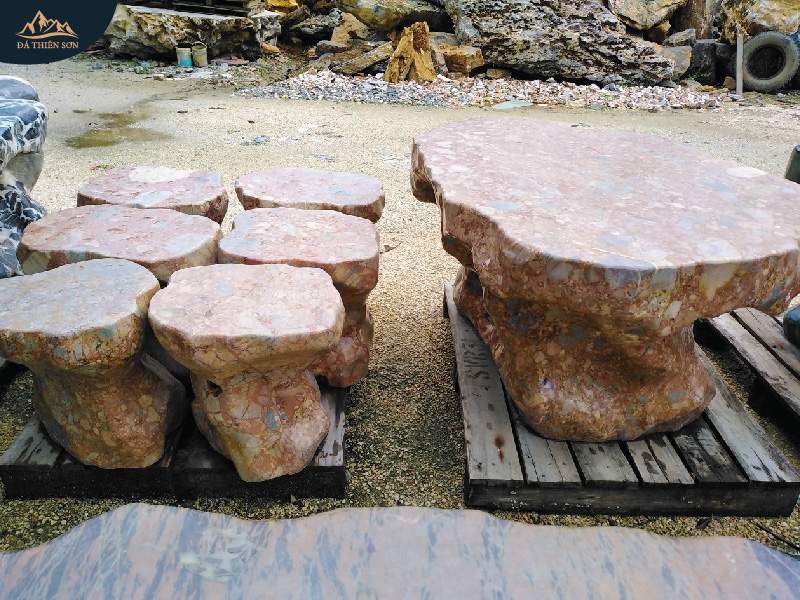 Bàn đá hình elip và 6 ghế ngồi bằng đá granite nguyên khối