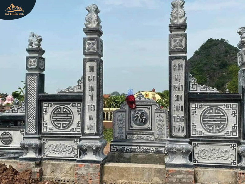 Bộ cột cổng tứ trụ bằng đá đen, khắc câu đối chữ Việt