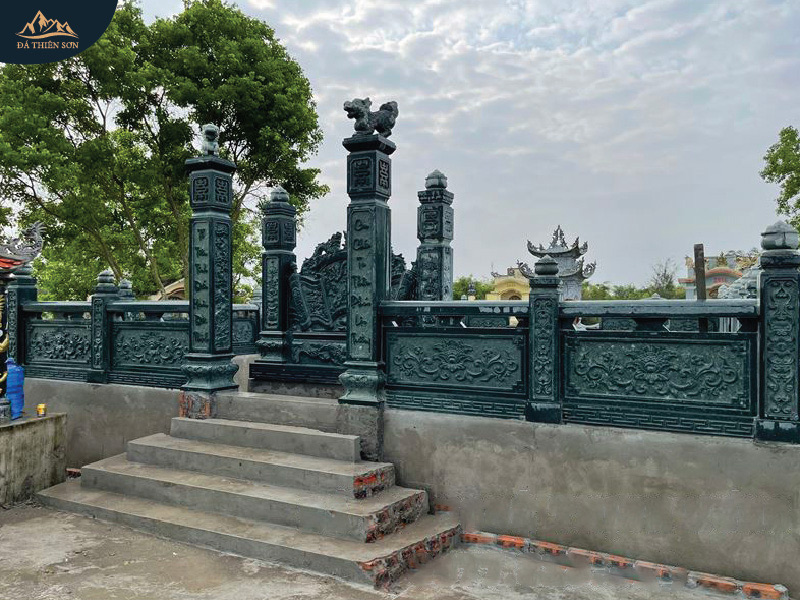 Cột đá nghê trèo xanh rêu cho cổng khu lăng mộ