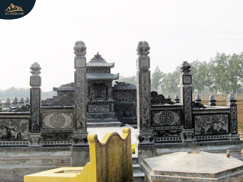 Cột đá cổng khu lăng mộ và kiến trúc bằng đá đen xám