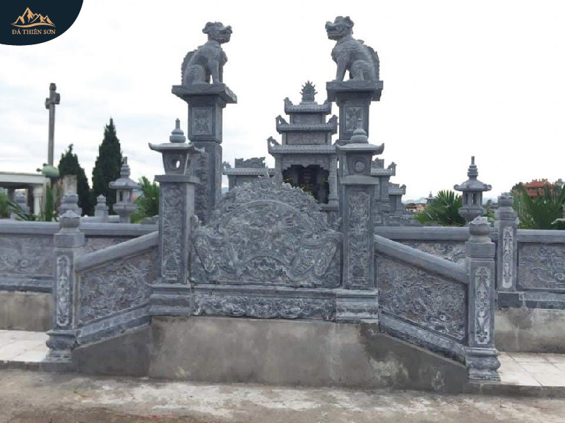 Cột nghê đá cổng khu lăng mộ cùng cuốn thư, lan can và bậc thềm đá