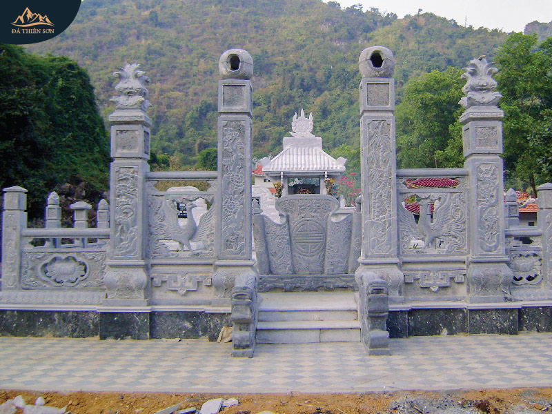 Một bộ 4 cột cổng bằng đá xanh cho khu lăng mộ