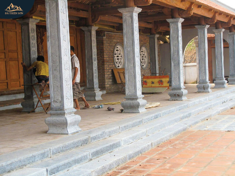 Cột đá vuông xanh xám tăng thêm sự sang trọng và cổ kính cho không gian đình chùa