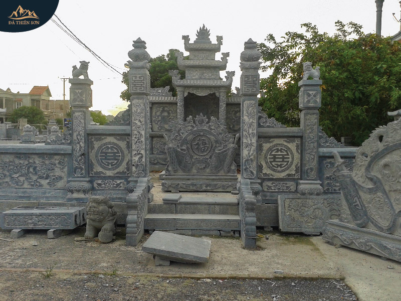 Cột cổng đá làm đồng bộ với kiến trúc, lăng mộ và đồ thờ đá