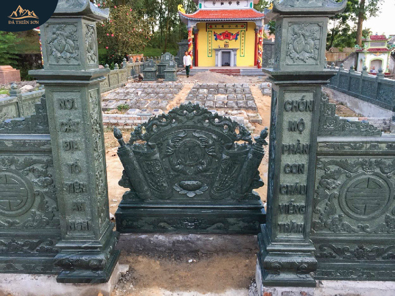 Cột cổng đá, phù điêu đá và cuốn thư đá xanh rêu cho khu lăng mộ